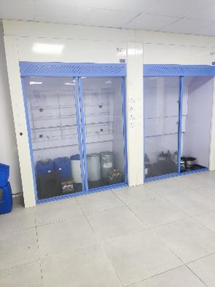 Walk-in fume hood with toughened glass sash