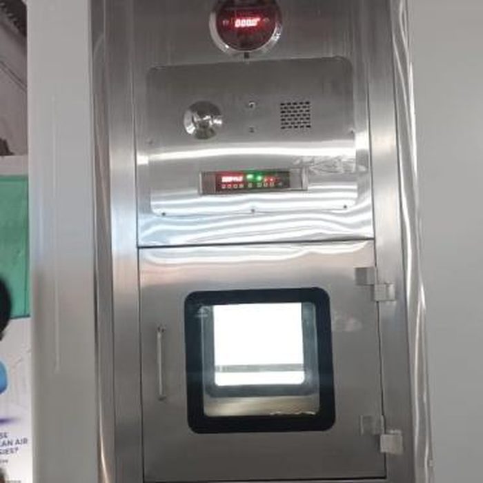Dynamic pass box for cleanroom transfer